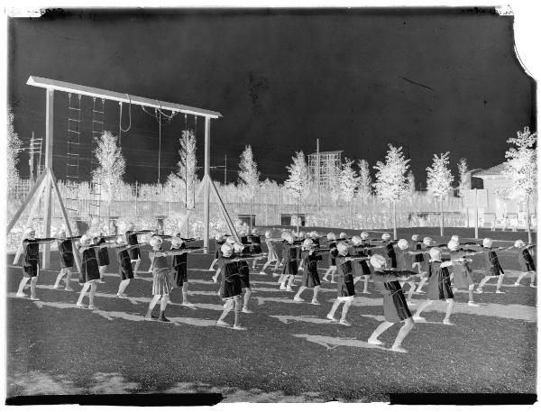 Milano - via Castellino da Castello - Scuola Rinnovata 'Gian Battista Vico' - lezione di ginnastica all'aperto