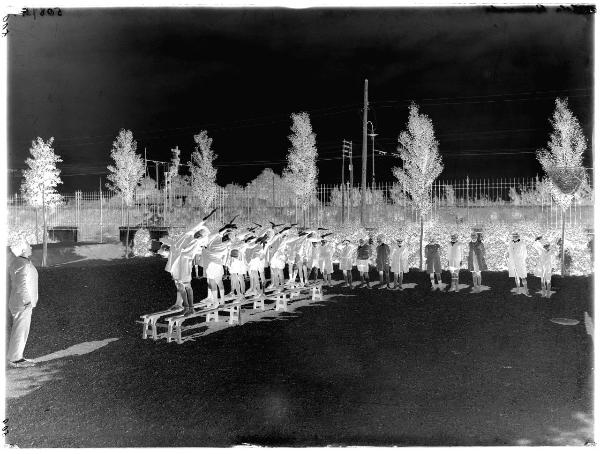 Milano - via Castellino da Castello - Scuola Rinnovata 'Gian Battista Vico' - lezione di ginnastica all'aperto