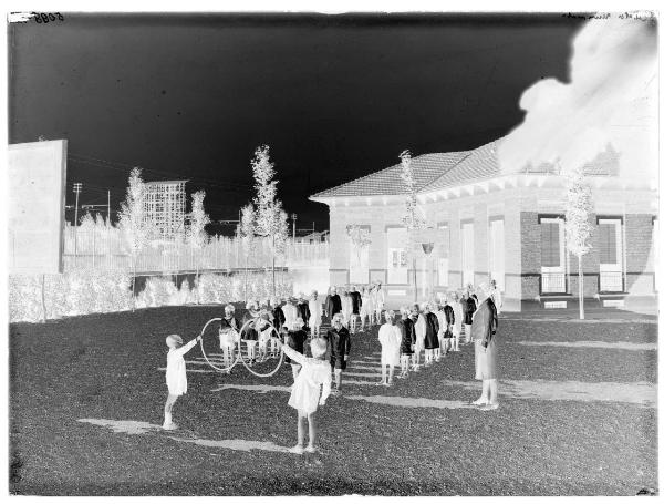 Milano - via Castellino da Castello - Scuola Rinnovata 'Gian Battista Vico' - lezione di ginnastica all'aperto