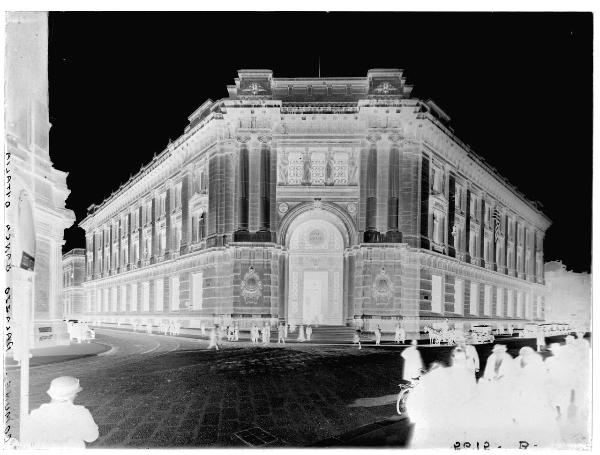 Milano - Palazzo della Banca d'Italia / Milano - piazza Tommaso Edison - via Armorari - via Cordusio - edificio - carrozza - automobili - bici - passanti