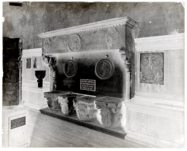 Milano - Castello Sforzesco - Musei Civici - Sala dei Ducali - Allestimento di epoca Beltrami - Camino di casa Grifi - Capitelli Portico dei Figini