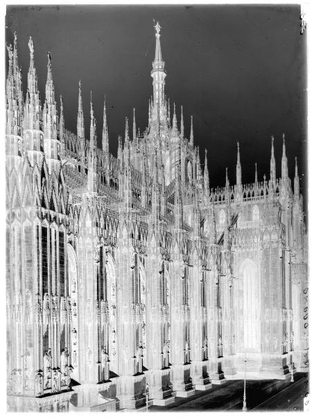 Milano - piazza Duomo - Duomo - veduta laterale