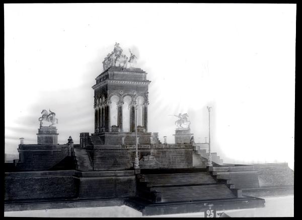 Milano - Palazzo della Permanente - esposizione - Concorso per il monumento ai caduti di Milano - bozzetto n.25