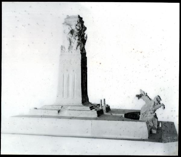 Milano - Palazzo della Permanente - esposizione - Concorso per il monumento ai caduti di Milano - bozzetto n.35 - scultore Egidio Boninsegna - architetto Cesare Mazzocchi