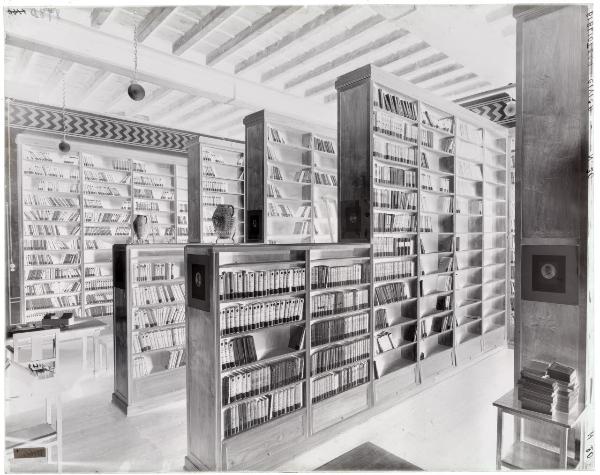 Milano - Castello Sforzesco - Civica Biblioteca - interno di una sala - libri - arredi