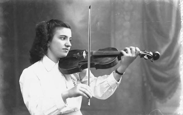 Ritratto femminile - giovane - violinista.