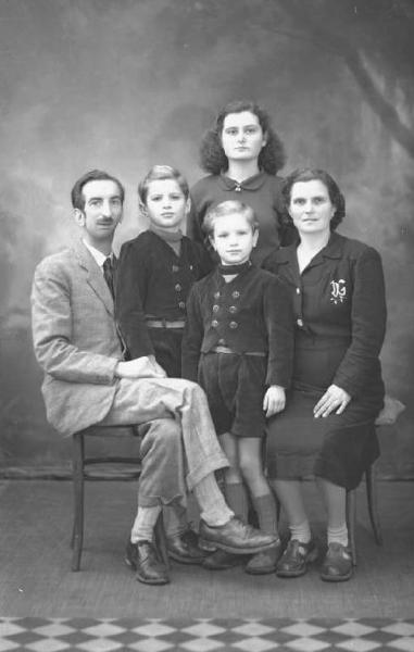 Ritratto di gruppo famigliare - padre - madre e tre figli.