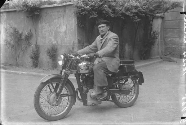 Ritratto maschile - adulto in motocicletta.