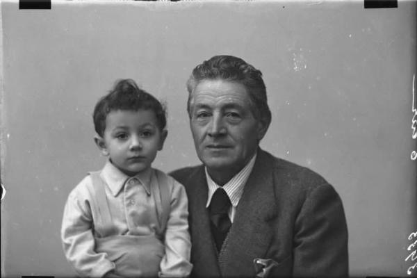 Ritratto di coppia - bambino e nonno.