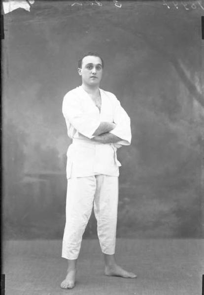 Ritratto maschile - adulto in kimono da judo.