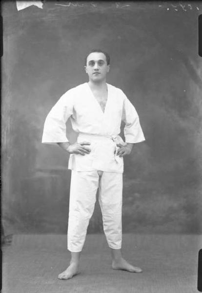 Ritratto maschile - adulto in kimono da judo.