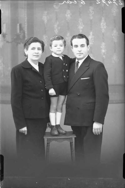 Ritratto di gruppo famigliare - madre - figlio - padre.