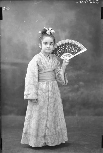 Ritratto femminile - bambina in maschera. Carnevale.