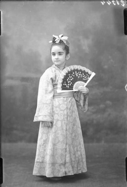 Ritratto femminile - bambina in maschera. Carnevale.