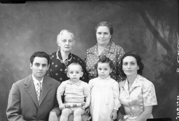 Ritratto di gruppo famigliare - figli - genitori - nonna - bisnonna.