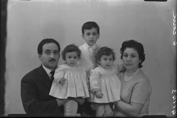 Ritratto di gruppo famigliare - padre - due gemelle - figlio - madre.