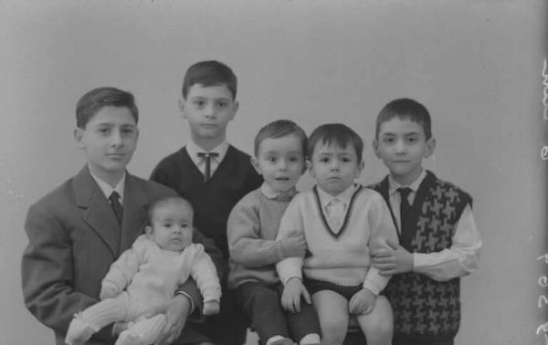 Ritratto di gruppo famigliare - sei fratelli.