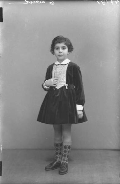 Ritratto femminile - bambina con vestito di velluto.