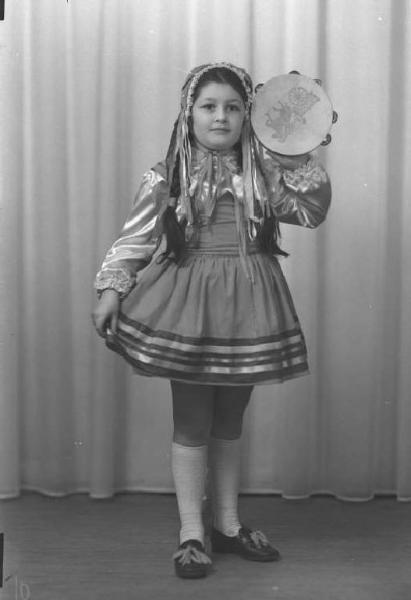 Ritratto femminile - bambina in maschera. Carnevale.