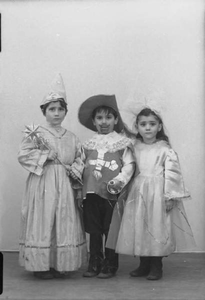 Ritratto di gruppo - bambini in maschera. Carnevale.