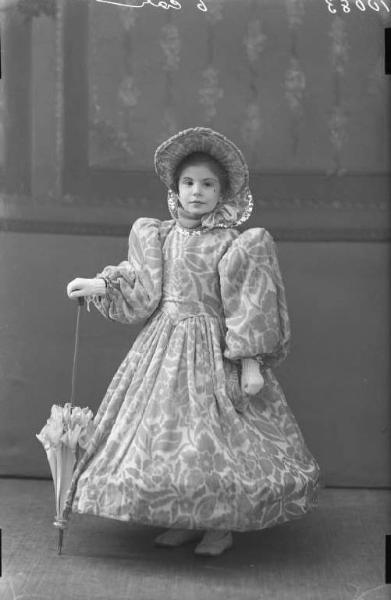 Ritratto femminile - bambina mascherata da dama. Carnevale.