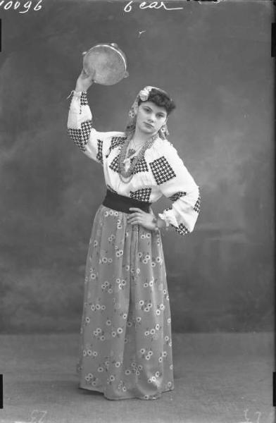 Ritratto femminile - ragazza in maschera da gitana. Carnevale.