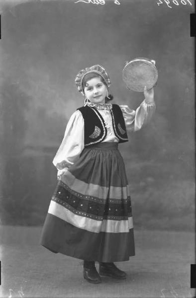 Ritratto femminile - bambina in maschera. Carnevale.