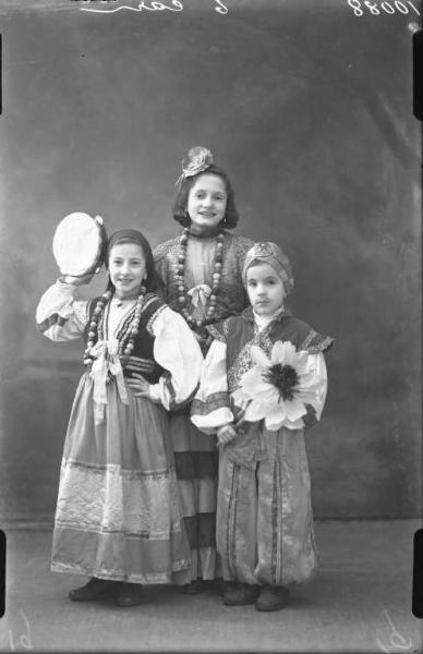 Ritratto di gruppo famigliare - fratello e sorelle in abito da Carnevale.