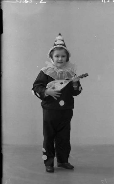 Ritratto maschile - bambino mascherato da Pierrot. Carnevale.