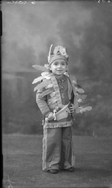 Ritratto maschile - bambino mascherato da indiano. Carnevale.