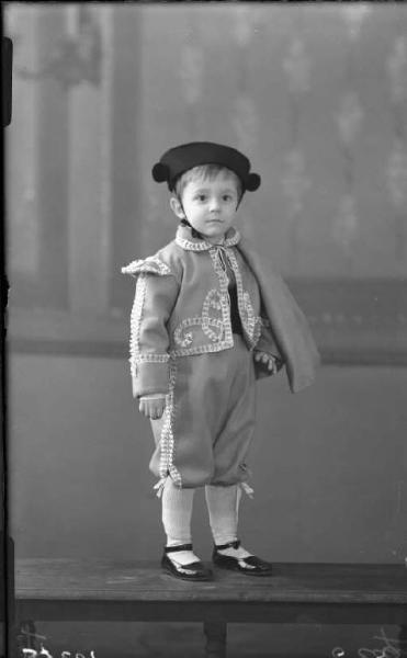 Ritratto maschile - bambino mascherato da torero. Carnevale.