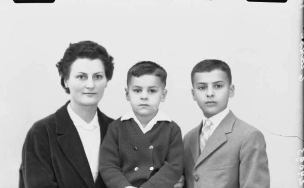 Ritratto di gruppo famigliare - madre - figli.