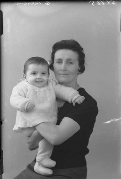 Ritratto di coppia - nonna e nipote.