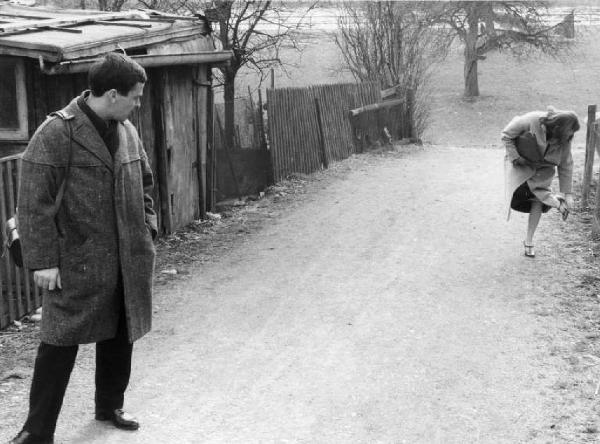 Giovane fotografo e donna presso un parco giochi