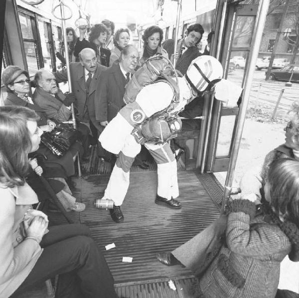 Paracadutista si prepara al lancio dall'interno di un tram