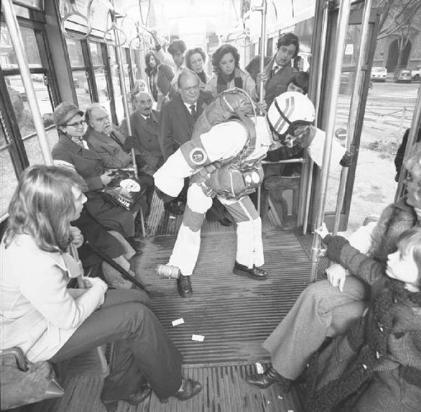 Paracadutista si prepara al lancio da un tram