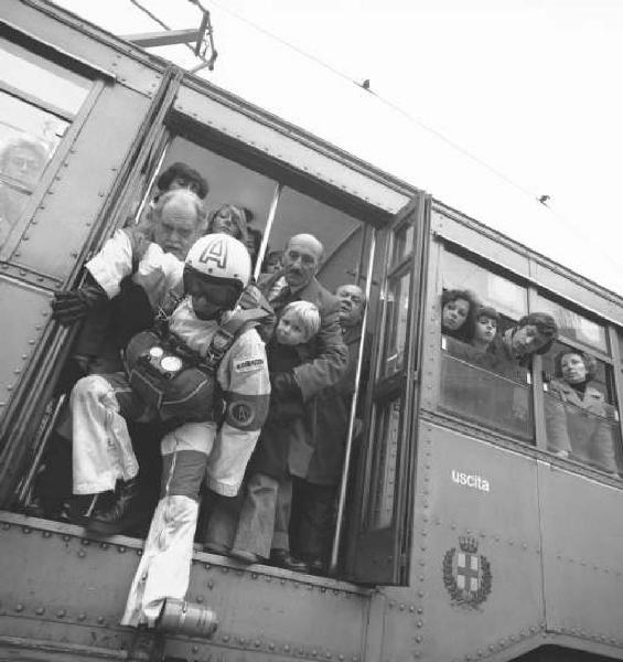 Paracadutista si lancia da un tram