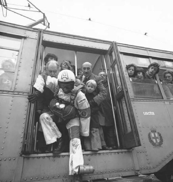 Paracadutista si lancia da un tram