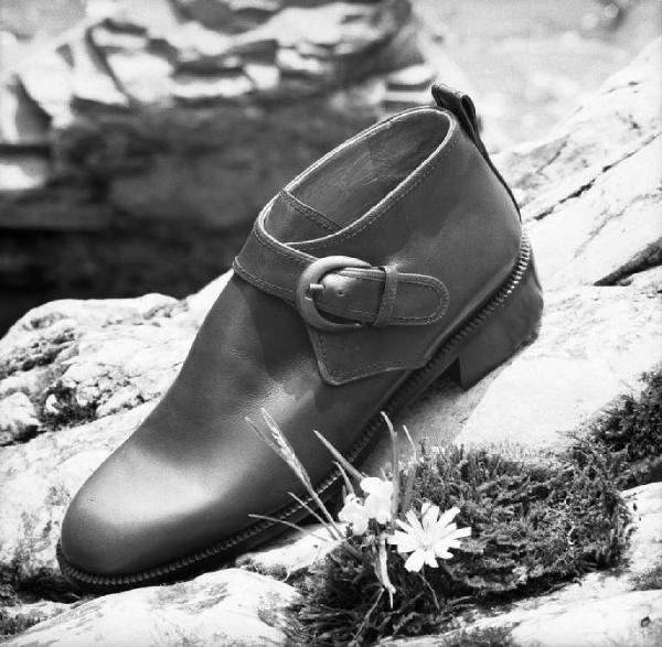 Scarpa con fibbia laterale - polacchino. Cherie Moda