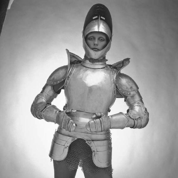 Ritratto femminile - modella indossa armatura in ferro. Playtex