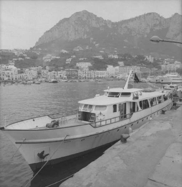 Rinfresco a bordo di uno yacht dopo la sfilata