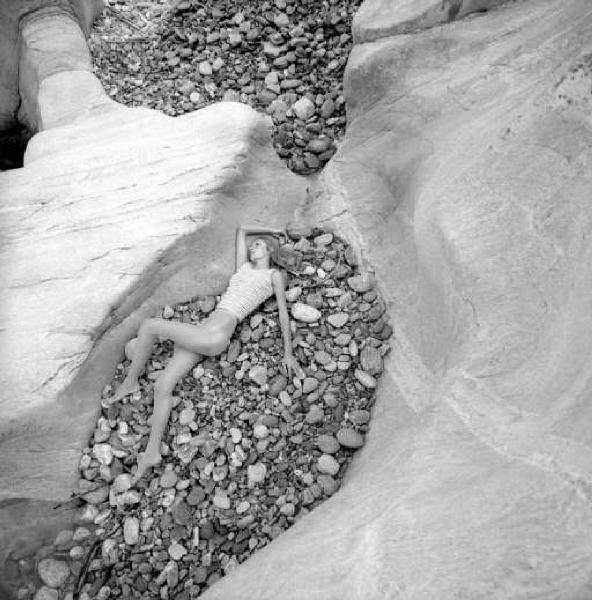 Ritratto femminile ambientato - Modella con canotta a righe e collant - Rocce e pietre