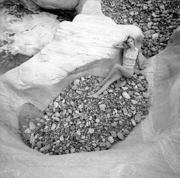 Ritratto femminile ambientato - Modella con canotta a righe e collant - Rocce e pietre