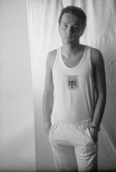 Ritratto maschile - giovane che indossa la divisa da ginnasta della Germania Federale