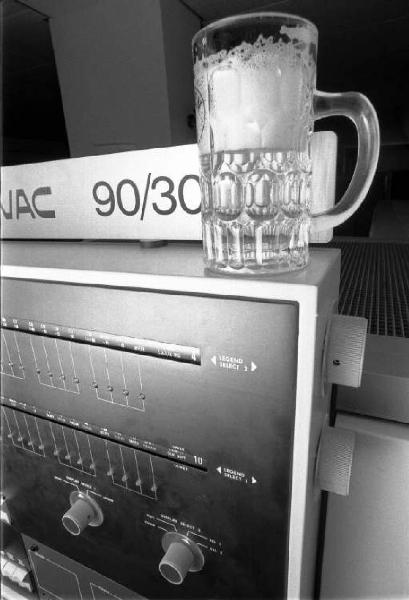 Amplificatore audio Univac 90/30 e boccale di birra