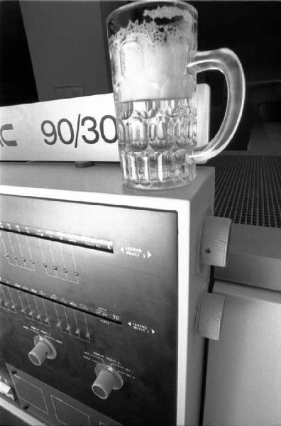 Amplificatore audio Univac 90/30 e boccale di birra