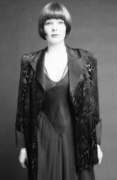 Ritratto femminile - giovane - modella che indossa un abito lungo con giacchino in fantasia. Beatrice