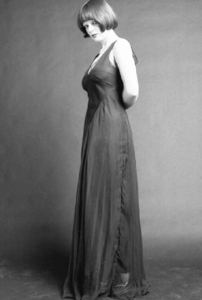 Ritratto femminile - giovane - modella che indossa un abito lungo sbracciato. Beatrice