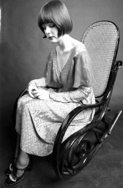 Ritratto femminile - giovane - modella che siede su una sedia a dondolo. Beatrice
