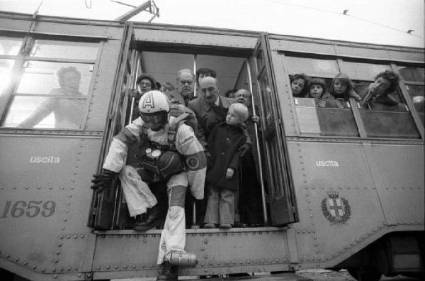 Campagna pubblicitaria Samet. Paracadutista si lancia da un tram